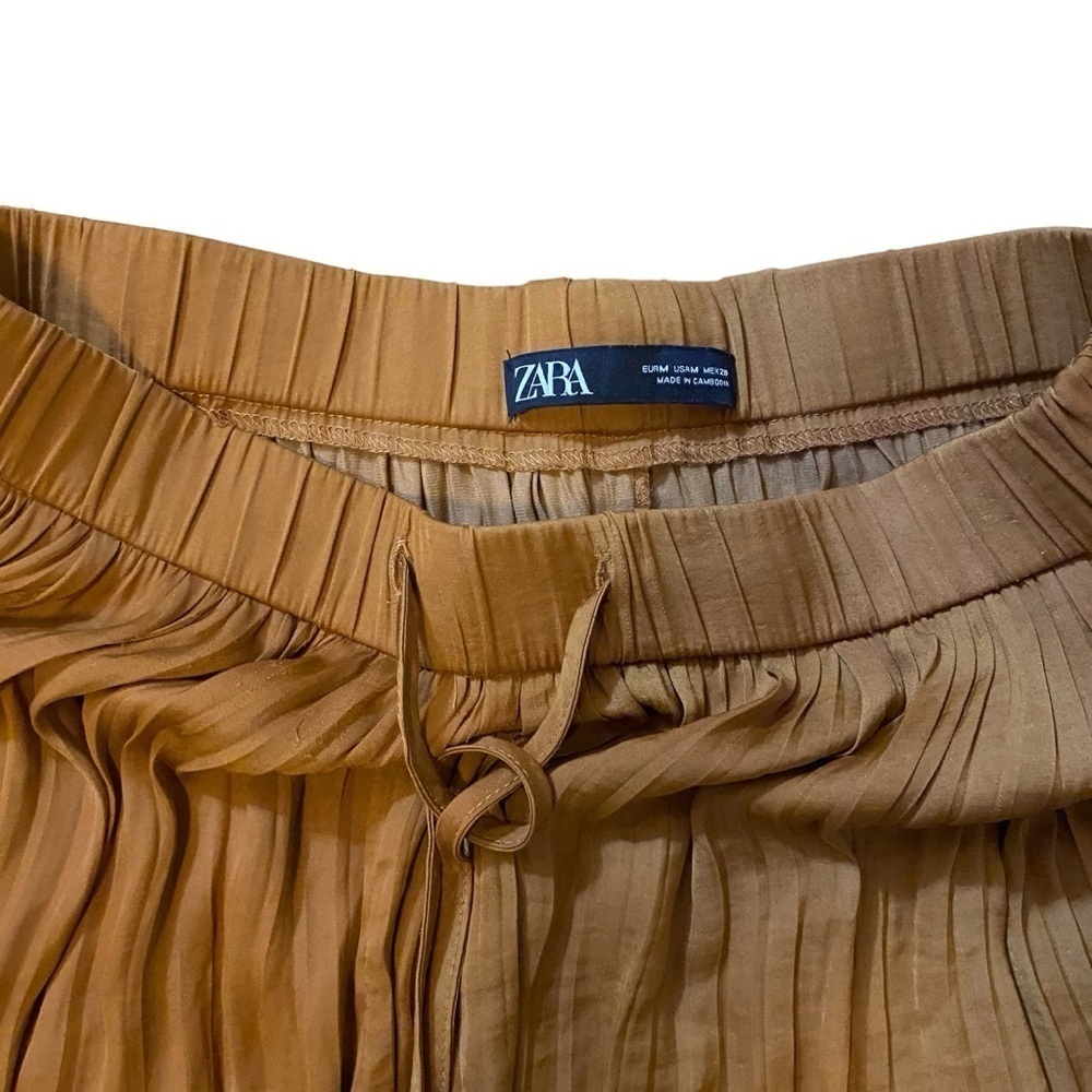 Zara Women's Pleat Short Stain Gold Color (see measurements for size) - Picture 2 of 12